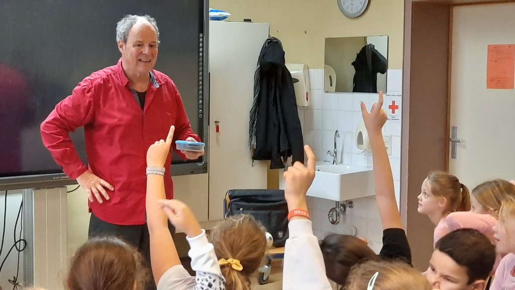 Andreas Kirchgäßner steht vor der Klasse