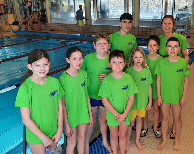 Kinder beim Schwimmwettkampf JtfO